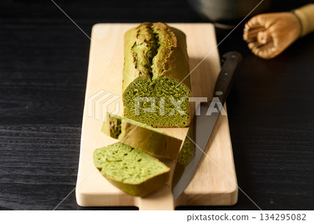 Cut matcha pound cake 134295082
