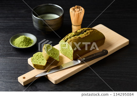 Cut matcha pound cake 134295084