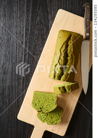 Cut matcha pound cake 134295095