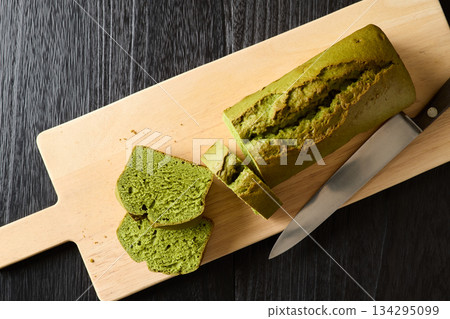 Cut matcha pound cake Cut matcha pound cake 134295099