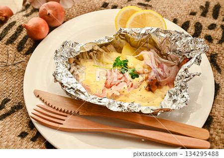 Easy Salmon in Foil 134295488
