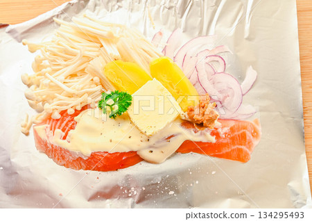 用錫箔紙包裹烘烤的塔斯馬尼亞鮭魚 134295493