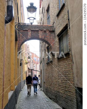 Medieval streetscape of Bruges with tourists (Belgium) Medieval streetscape of Bruges with tourists (Belgium) 134295570