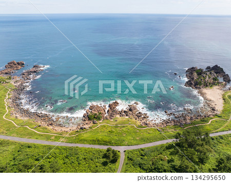 夏季青森縣中須賀海岸和種佐海岸的鳥瞰圖 夏季青森縣中須賀海岸和種佐海岸的鳥瞰圖 134295650