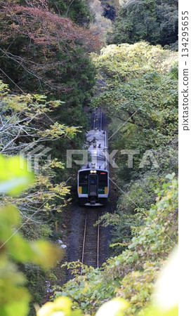 Railway scenery of a train running on the JR Kururi Line, between Kazusa Matsuoka Station and Kazusa Kameyama Station 134295655