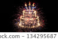 生日蛋糕形狀的煙火在夜空中閃耀 134295687