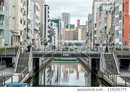 大阪府道頓堀川上的愛愛橋 大阪府道頓堀川上的愛愛橋 134295775