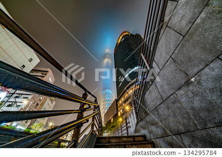 東京晴空塔籠罩在東京墨田區的雨雲中 東京晴空塔籠罩在東京墨田區的雨雲中 134295784
