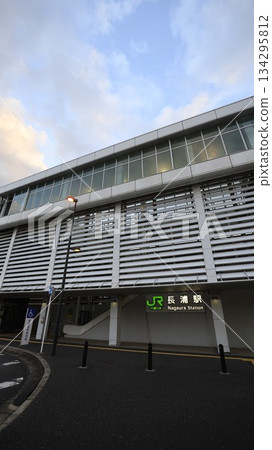 從JR內房線長浦站北出口看到的車站大樓 從JR內房線長浦站北出口看到的車站大樓 134295812