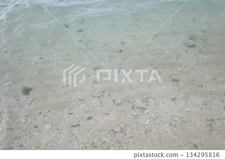 白沙灘及清澈淺水 134295816