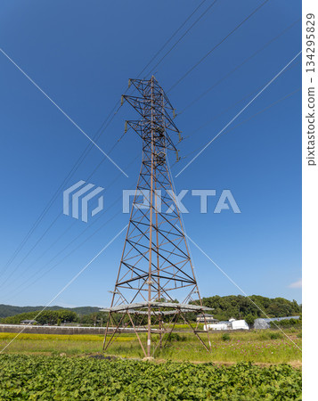 田野裡豎起了輸電塔 田野裡豎起了輸電塔 134295829