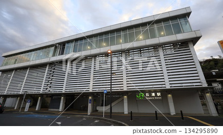 從JR內房線長浦站北出口看到的車站大樓 134295890