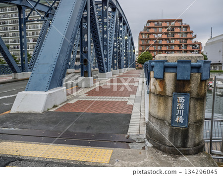 The main pillar and nameplate of Nishifukagawa Bridge, which spans the Onagi River 134296045