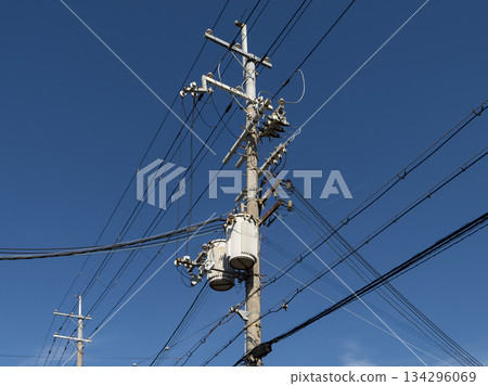 城市裡的電線桿和輸電線路 城市裡的電線桿和輸電線路 134296069
