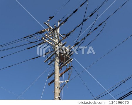 城市裡的電線桿和輸電線路 城市裡的電線桿和輸電線路 134296070