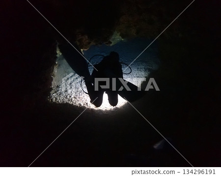 潛水員正在黑暗的海底洞穴中游泳 潛水員正在黑暗的海底洞穴中游泳 134296191