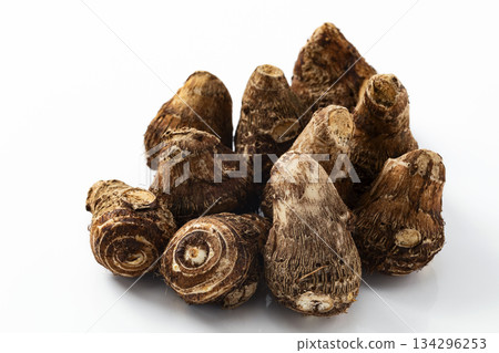 白色背景上的地瓜 白色背景上的地瓜 134296253