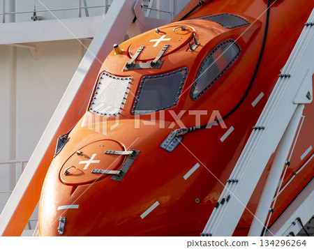 船上的自由落體式救生艇 134296264