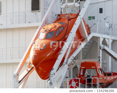 船上的自由落體式救生艇 134296266