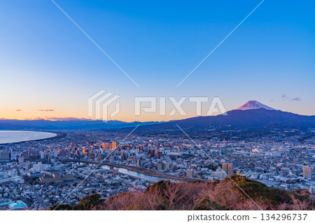 Cityscape of Numazu (Shizuoka Prefecture) and sunset view of Mt. Fuji 134296737