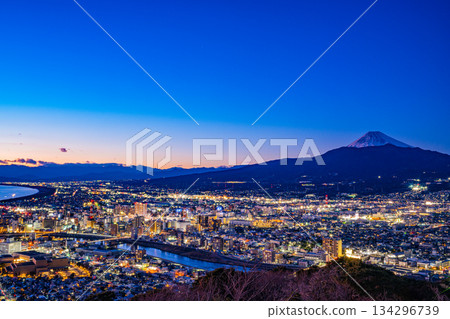沼澤(靜岡縣)都市風景和富士山日落視圖 沼澤(靜岡縣)都市風景和富士山日落視圖 134296739