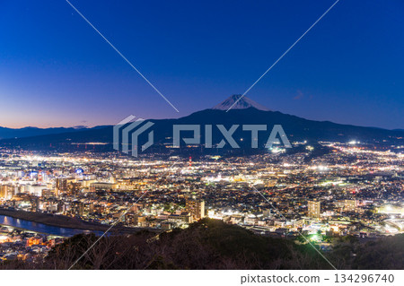 沼澤(靜岡縣)都市風景和富士山日落視圖 沼澤(靜岡縣)都市風景和富士山日落視圖 134296740