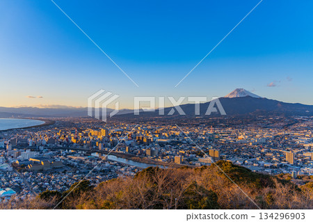 沼澤（靜岡縣）都市風景和富士山日落視圖 134296903