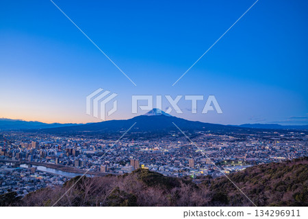 Cityscape of Numazu (Shizuoka Prefecture) and sunset view of Mt. Fuji Cityscape of Numazu (Shizuoka Prefecture) and sunset view of Mt. Fuji 134296911
