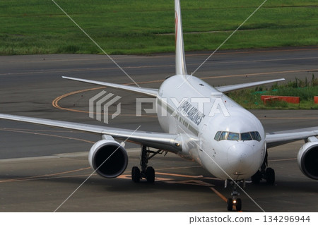 客機噴射機前往現場 機場到達圖像 出發圖像 134296944