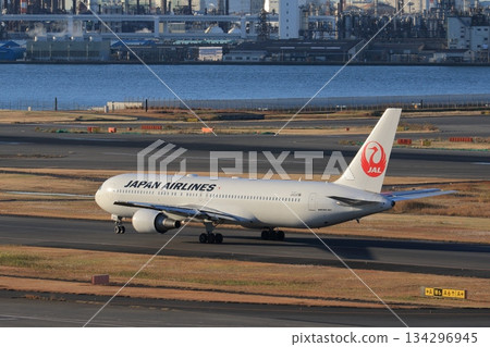 客機駛向跑道出發圖像日本航空 JAL 客機駛向跑道出發圖像日本航空 JAL 134296945