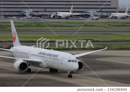 客機駛向跑道 客機滑行至現場 134296949