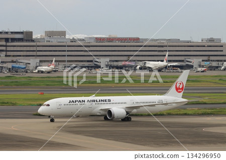 客機駛向跑道 噴氣式飛機 機場旅行圖像 出發圖像 134296950