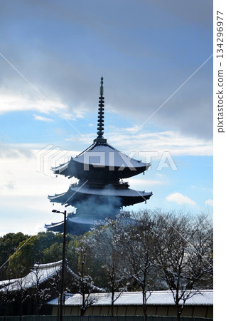 Snow-covered five-story pagoda at Toji Temple Snow-covered five-story pagoda at Toji Temple 134296977