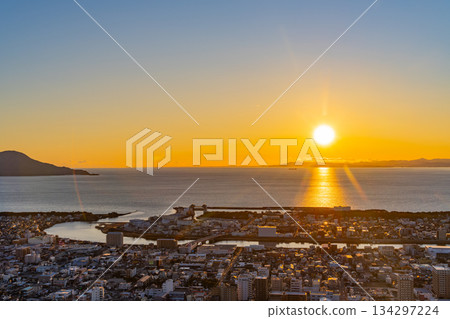 (Shizuoka Prefecture) Numazu cityscape and the sun setting over Suruga Bay 134297224