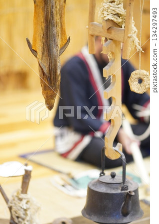 孩子在玩織布機 134297493