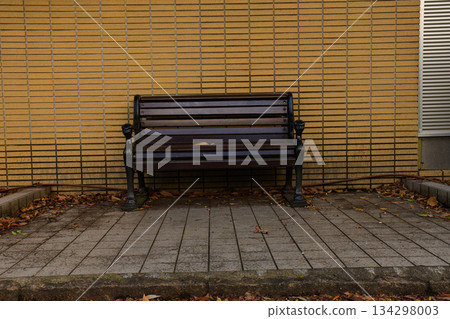 Fallen leaves and park bench Fallen leaves and park bench 134298003