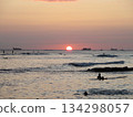 夏威夷黃昏時分，威基基海岸附近，夕陽緩緩沉入地平線，海面一片靜謐的落日 | 設計背景素材 134298057
