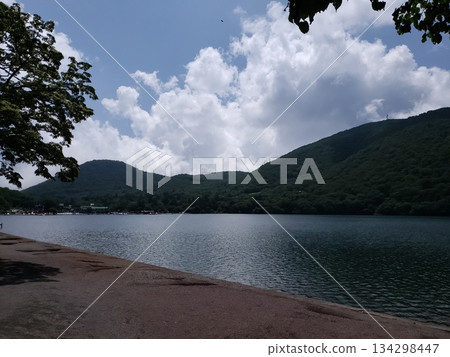 夏天的天空和湖泊 夏天的天空和湖泊 134298447