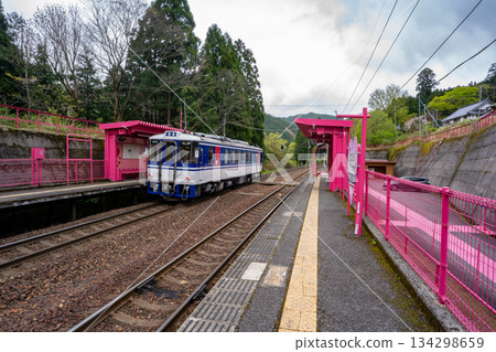 從小屋魔形站眺望月台和列車。 134298659