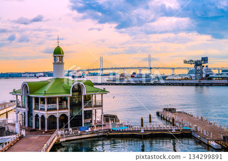 日本橫濱市景。三艘日本豪華郵輪停靠在橫濱港。 「日本丸」（最左側）、「三井禦號」（右側）和「飛鳥二號」已靠岸。 134299891