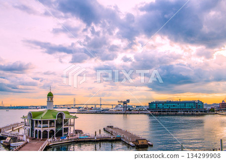 日本橫濱市景。三艘日本豪華郵輪停靠在橫濱港。左起分別為:日本丸號(最左)、三井禦號(中)、飛鳥二號,停泊在大棧橋碼頭。 日本橫濱市景。三艘日本豪華郵輪停靠在橫濱港。左起分別為:日本丸號(最左)、三井禦號(中)、飛鳥二號,停泊在大棧橋碼頭。 134299908