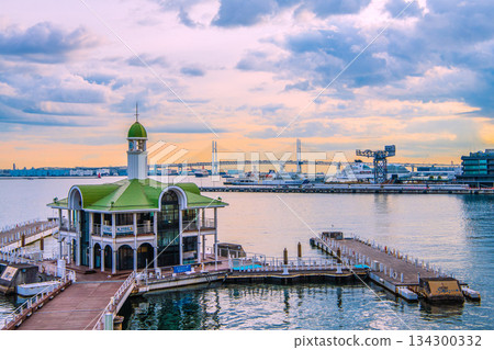 日本橫濱市景。三艘日本豪華郵輪停靠在橫濱港。 「日本丸」(最左側)、「三井禦號」(右側)和「飛鳥二號」已靠岸。 日本橫濱市景。三艘日本豪華郵輪停靠在橫濱港。 「日本丸」(最左側)、「三井禦號」(右側)和「飛鳥二號」已靠岸。 134300332