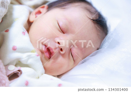 嬰兒睡在床上新生兒 134301400