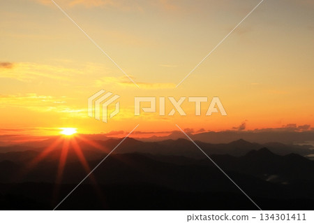 從東北富士鳥海山欣賞日出 從東北富士鳥海山欣賞日出 134301411