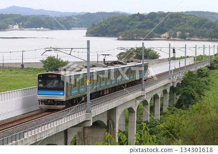 A 205-series train on the Senseki Line traveling on the section to be relocated to higher ground (Higashimatsushima City, Miyagi Prefecture) 134301618