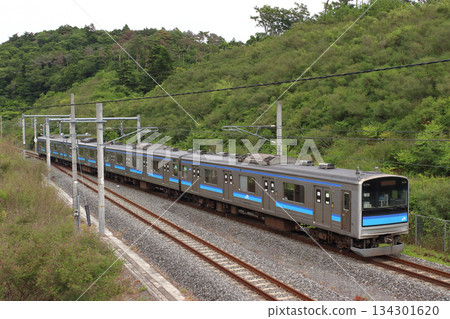 A 205-series train on the Senseki Line traveling on the section to be relocated to higher ground (Higashimatsushima City, Miyagi Prefecture) 134301620