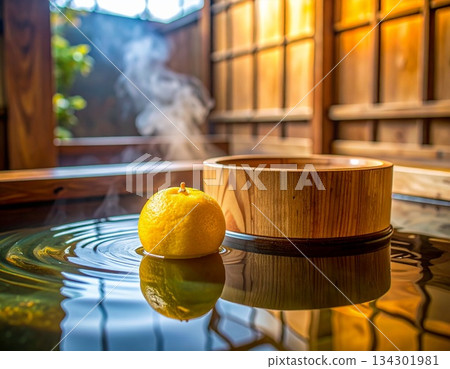 一顆柚子漂浮在柏木浴缸中,營造出日式冬至景象。 一顆柚子漂浮在柏木浴缸中,營造出日式冬至景象。 134301981