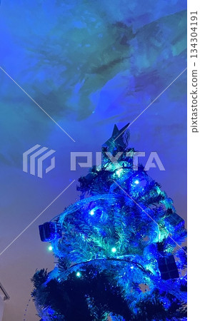 帶有藍色和綠色燈光的聖誕樹 134304191