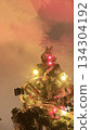 聖誕樹，上面掛著紅黃燈 134304192
