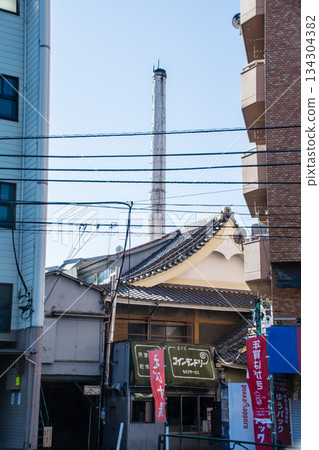 東京王子市一棟被公寓大樓環繞的公共澡堂建築和高聳的煙囪 東京王子市一棟被公寓大樓環繞的公共澡堂建築和高聳的煙囪 134304382